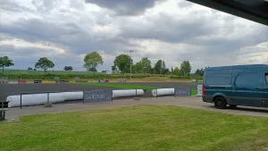 Baufortschritt Platzbau - Beginn Kunstrasen-Verlegung